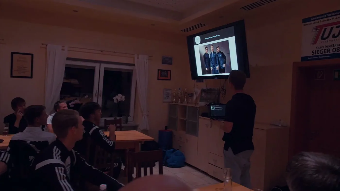 Theorie-Einheit im Vereinsheim mit der Mannschaft